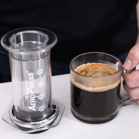 Uzáver filtra AeroPress s reguláciou prietoku