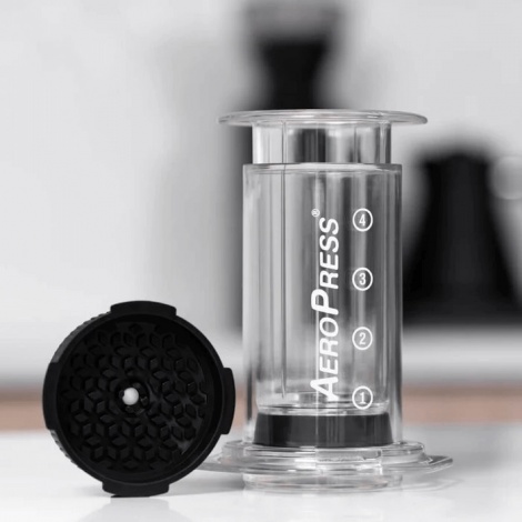 Uzáver filtra AeroPress s reguláciou prietoku