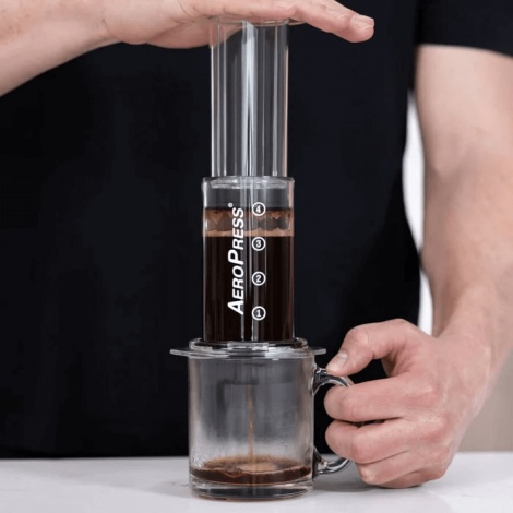 Uzáver filtra AeroPress s reguláciou prietoku