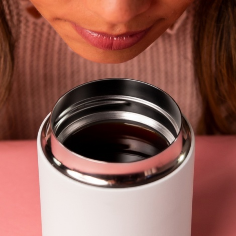 Hrnček Fellow Carter Everywhere 473 ml biely