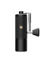 Ručná brúska Timemore C5 Pro Black kombinuje precízne brúsenie, pevnú konštrukciu a elegantný dizajn. Vďaka novým brúsnym kameňom S2C-042-III ponúka rýchlejšie a rovnomernejšie brúsenie s presným nastavením hrubosti v 48 úrovniach. Ideálny pre milovníkov metód pour-over a domácich experimentátorov s espressom.