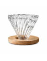 Elegantný sklenený dripper s drevenou základňou na filtrovanú kávu. Kombinuje funkčnosť, čistý dizajn a prírodné materiály.