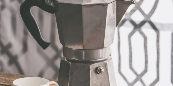 Príprava kávy v moka kanvici