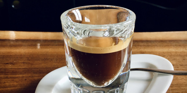 Káva, kofeín a pracovná výkonnosť