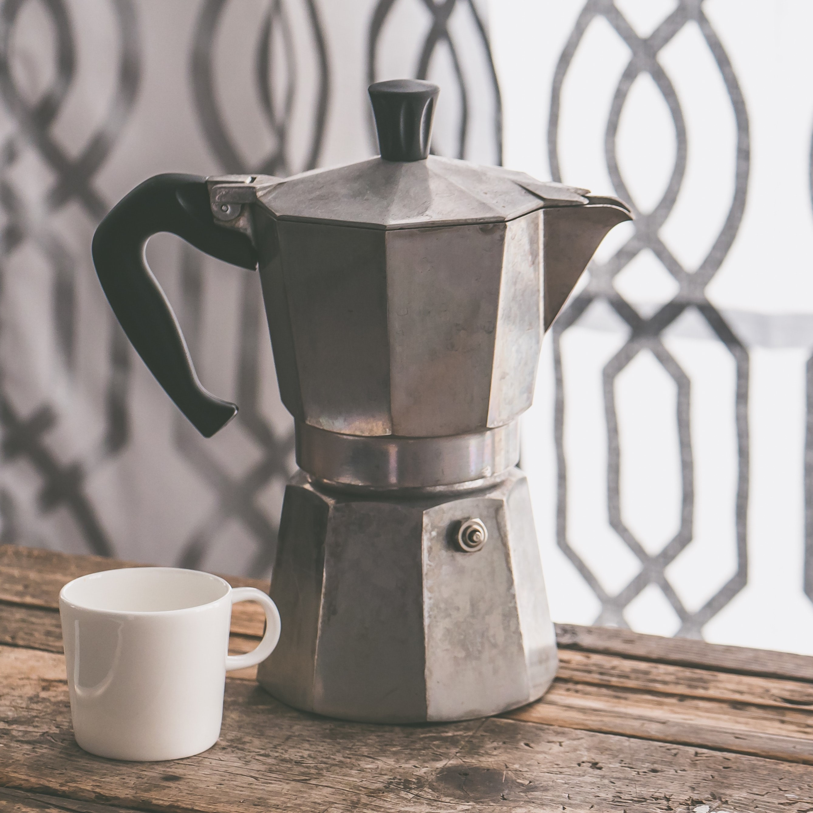 Príprava kávy v moka kanvici