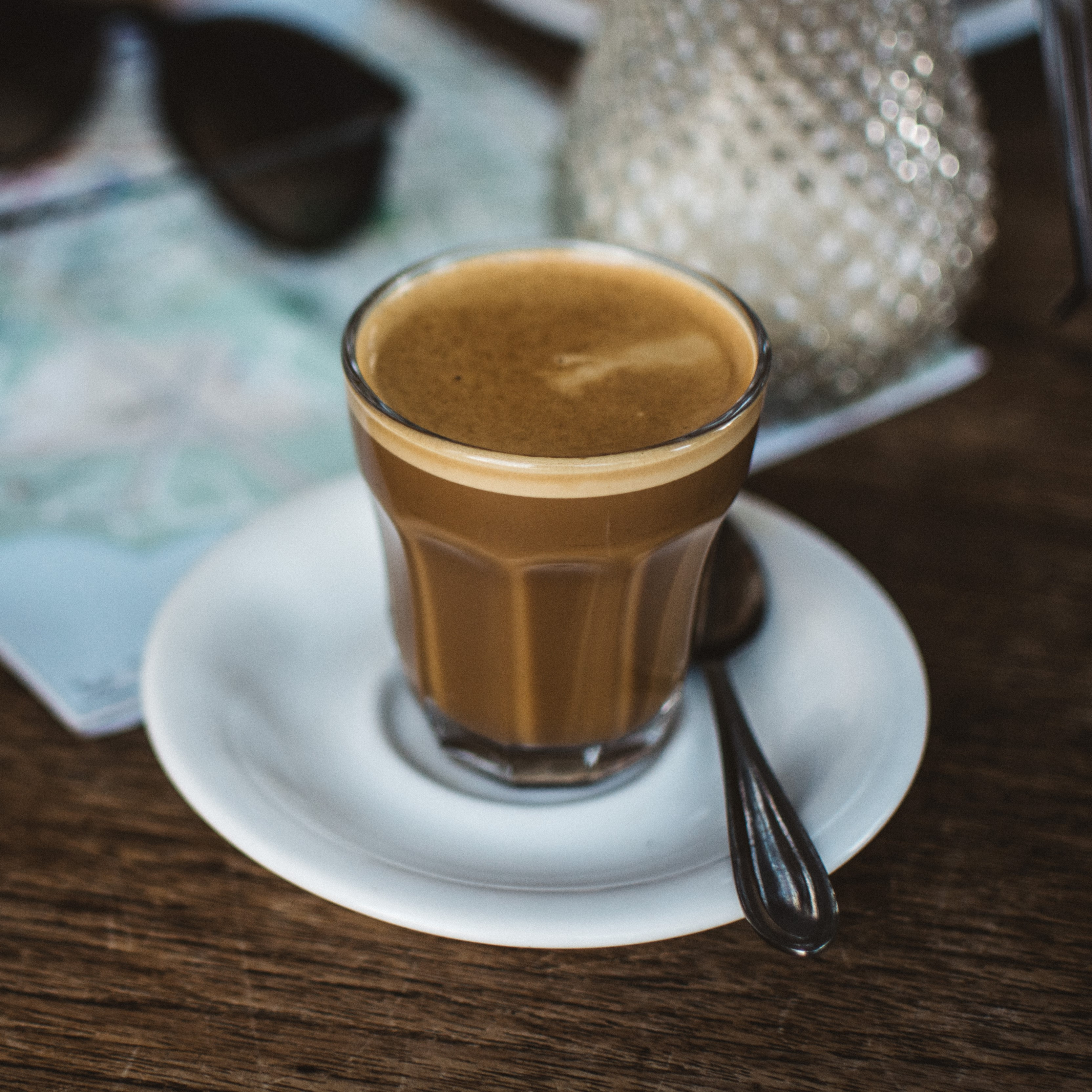 Príprava kávy flat white