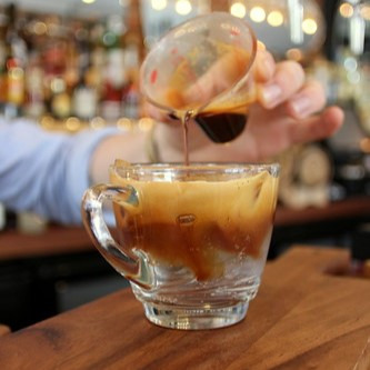 Príprava kávy espresso tonic