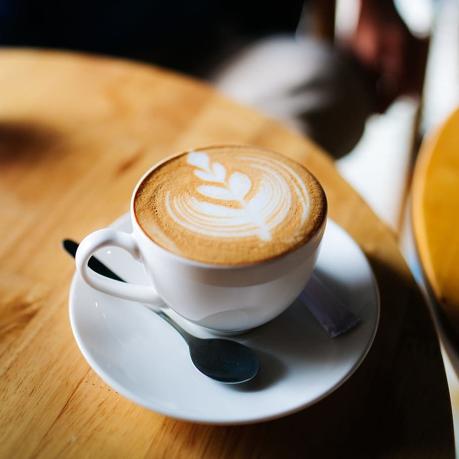 Príprava kávy cappuccino