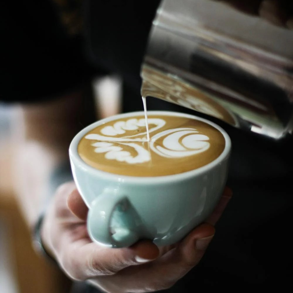 Príprava kávy caffe latte