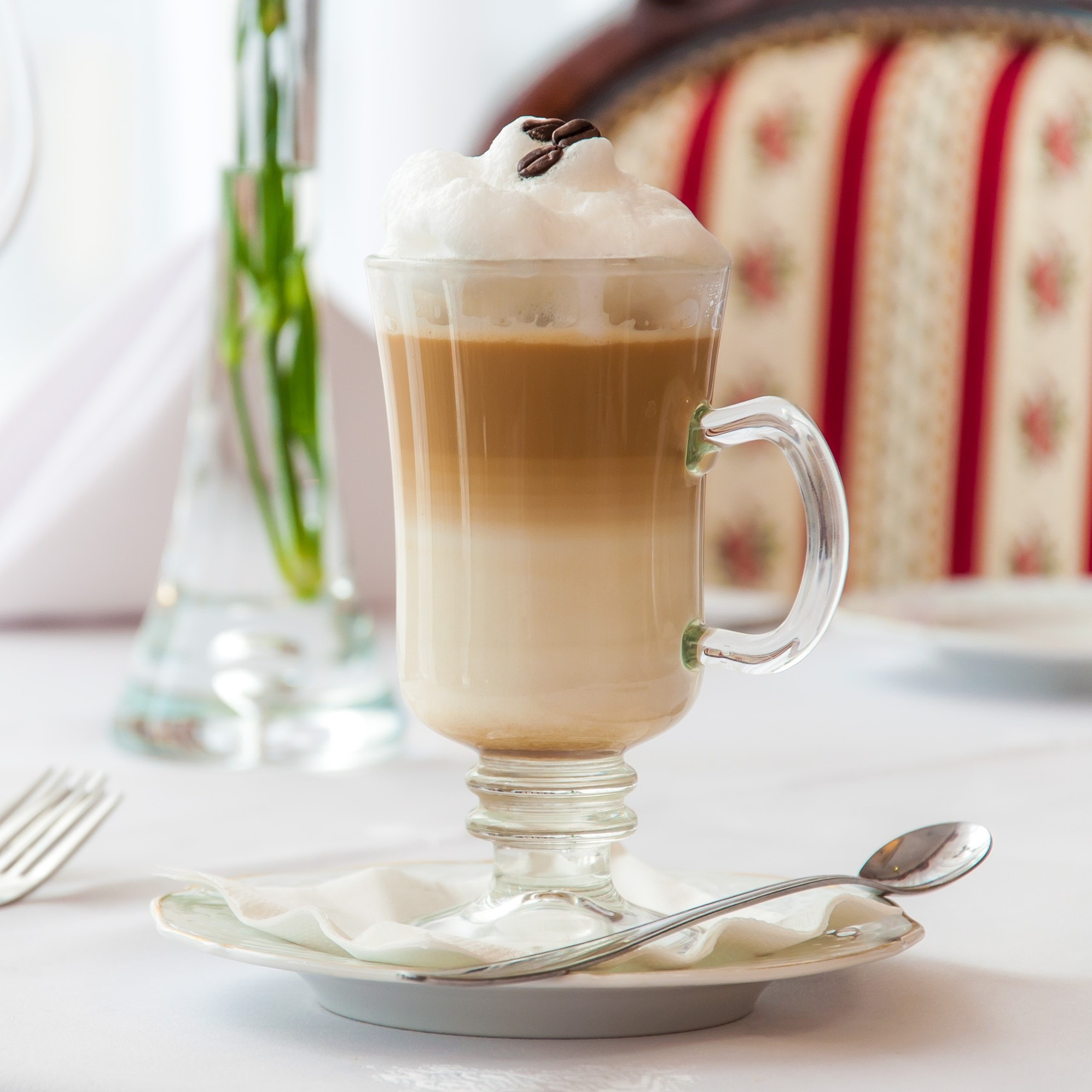 Príprava kávy latte macchiato